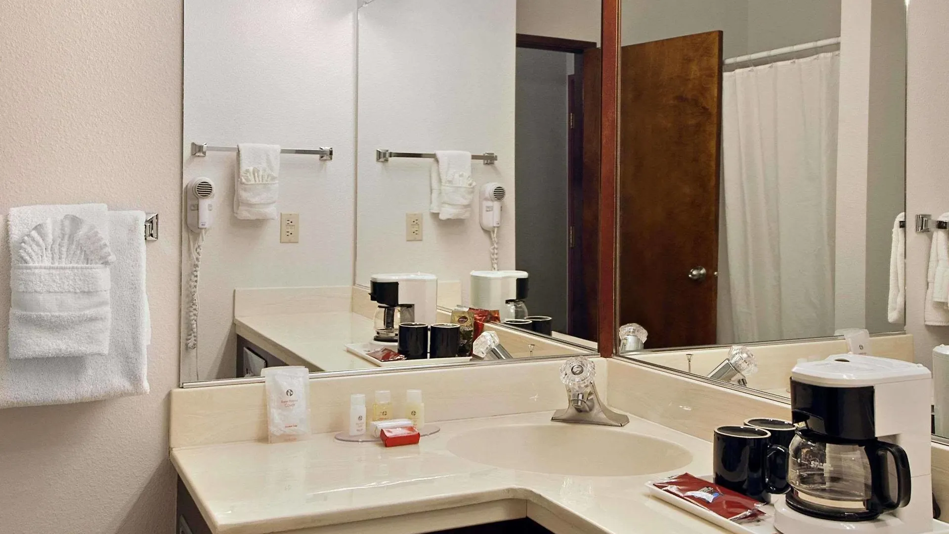 Ramada By Wyndham Portland Airport Hotel